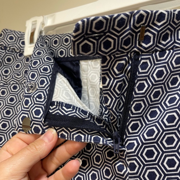 NWOT LAUNDRY | BLUE/WHITE HEXAGON PRINT BERMUDA SHORTS WITH 4 POCKETS | SIZE 4 - Picture 4 of 13